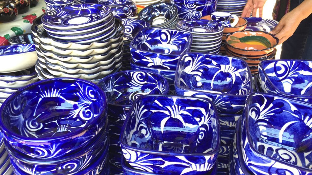 Blue-and-white-classic-design-of-Talavera-mexican-pottery