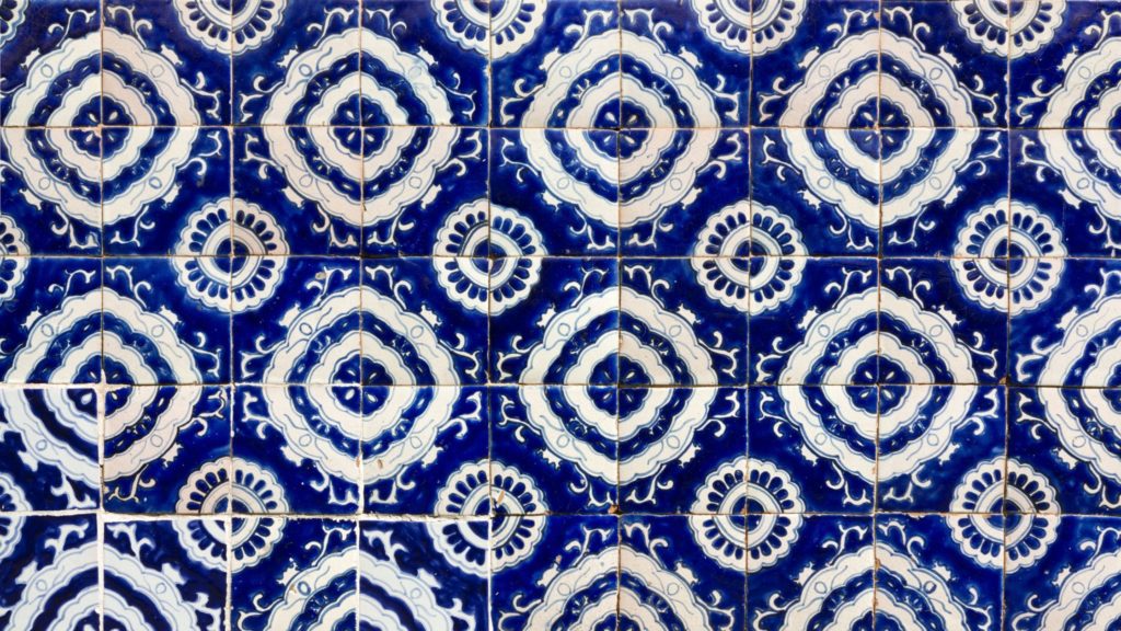 Classic-pattern-blue-and-white-in-Mexican-Talavery
